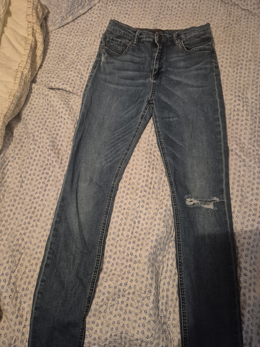 Edyson Classic Skinny Jeans in Medium Blue with Knee Rip